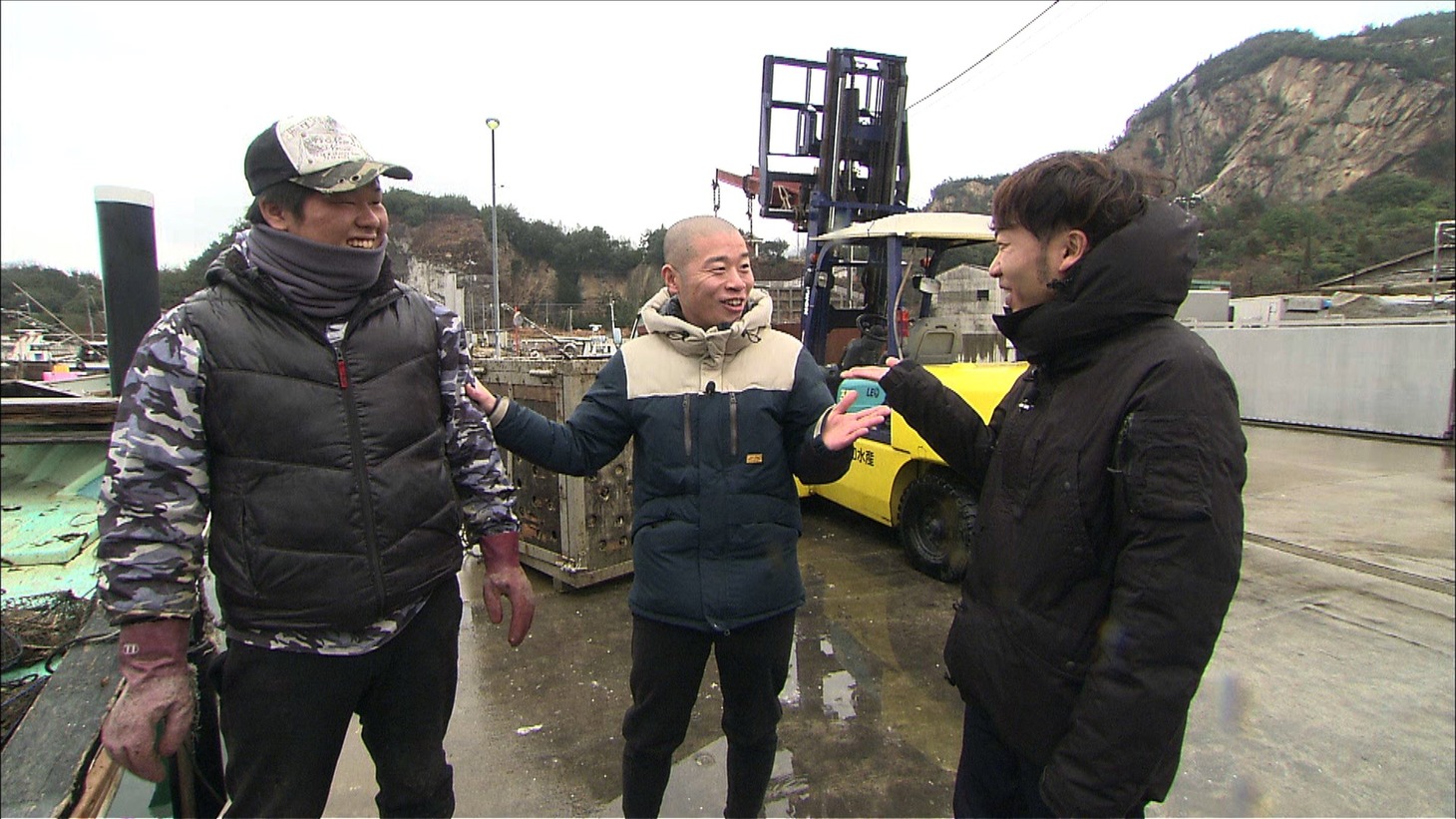 「雨上がりの『Aさんの話』～事情通に聞きました！～」で、岡山県の北木島を訪れたアキナが“最強の男”を探すワンシーン。(c)ABC