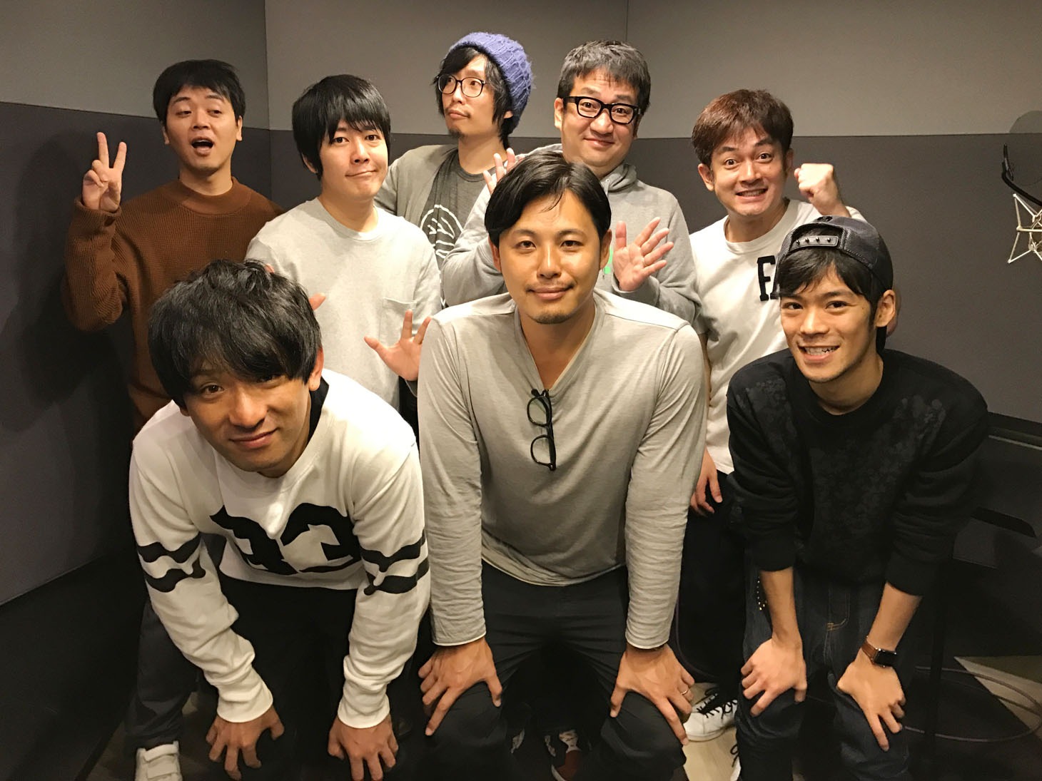 「あはれ！名作くん」レギュラーメンバーとゲストのアルコ＆ピース（前列左から2人）。