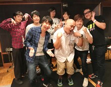 ゲストの鈴村健一（前列左）とクロちゃん（前列右）。