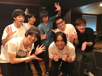 ゲストの黒羽麻璃央との集合写真。