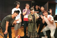 ゲストの佐倉綾音との集合写真。