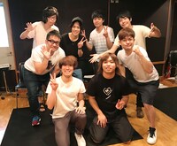 ゲストの水溜りボンドとの集合写真。