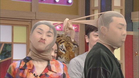 パンスト相撲を繰り広げるフットボールアワー岩尾（右）と入矢麻衣（左）。(c)CBC