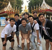 「浜ちゃん後輩と行くタイで休日!!」の出演者たち。