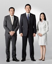 「木曜ミステリー『警視庁・捜査一課長 season3』」に出演する、（左から）ナイツ塙、内藤剛志、安達祐実。(c)テレビ朝日
