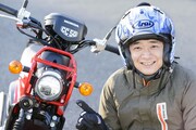 銀シャリ鰻とHondaクロスカブ50。（写真提供：モーターマガジン社 月刊オートバイ）