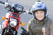 銀シャリ鰻とHondaクロスカブ50。（写真提供：モーターマガジン社 月刊オートバイ）