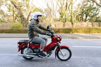 新型クロスカブ50に試乗する銀シャリ鰻。（写真提供：モーターマガジン社 月刊オートバイ）