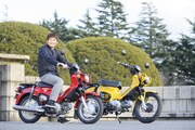 新型クロスカブ50に試乗する銀シャリ鰻。（写真提供：モーターマガジン社 月刊オートバイ）