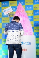 巨大かき氷に飾りを施す和牛・水田。