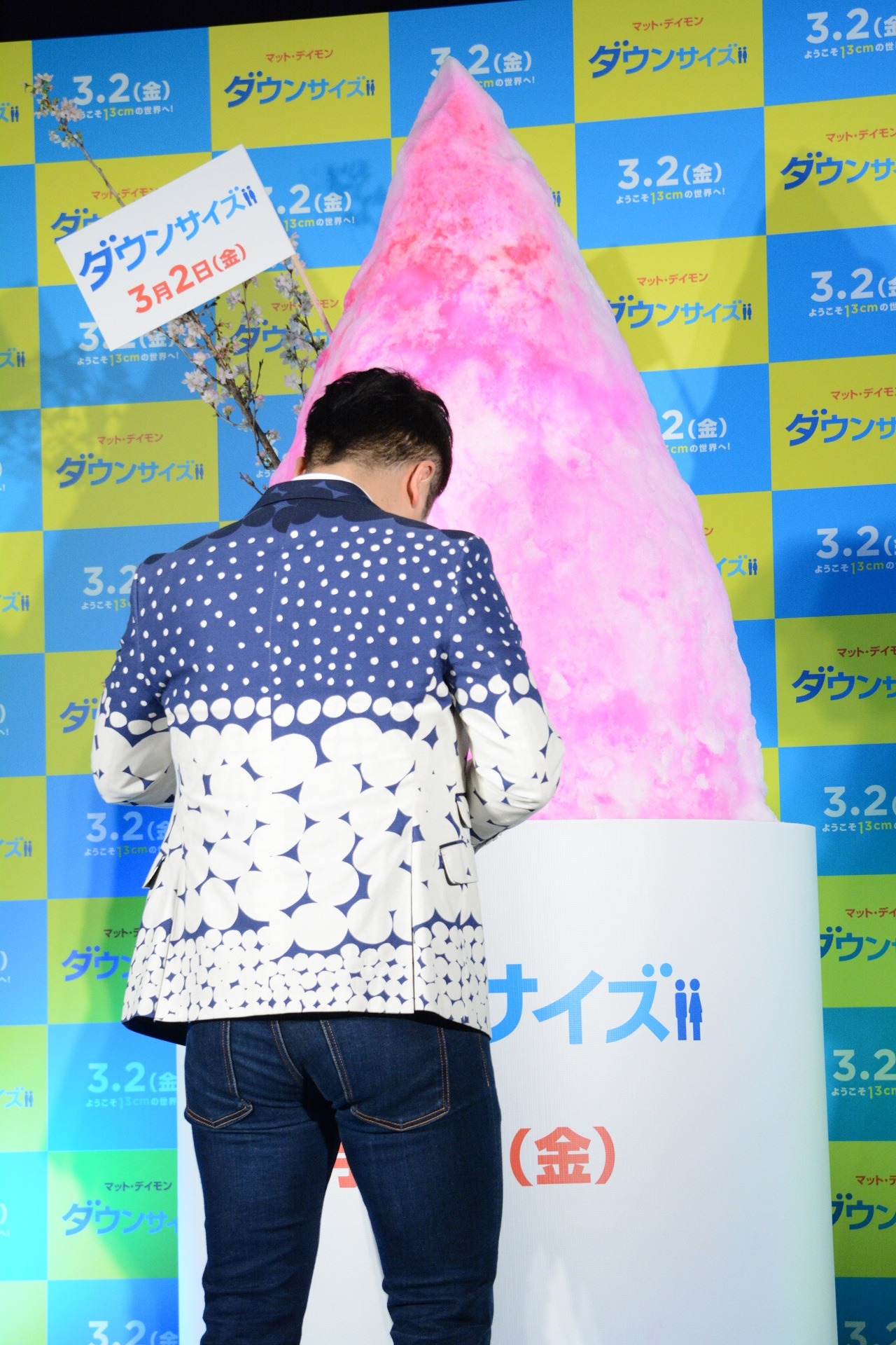 巨大かき氷に飾りを施す和牛・水田。