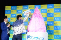 巨大かき氷に桜の花びらを散らす和牛・水田。