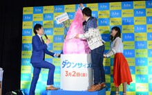 巨大かき氷に桜の花びらを散らす和牛・水田。