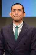 坊主頭で会見に臨んだ博多華丸。「6ミリ」とのこと。