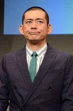 坊主頭で会見に臨んだ博多華丸。