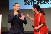 劇中同様、夫婦のようなやり取りを見せる博多華丸（左）と富田靖子（右）。