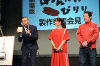 報道陣にお土産の明太子を用意しているとアピールする博多華丸（左）。