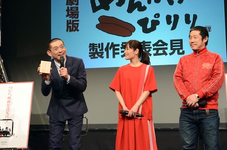 報道陣に土産の明太子を用意しているとアピールする博多華丸（左）。