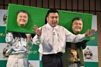 アンタッチャブル山崎（中央）と、その両サイドで山崎のお面を付けている、ゆってぃ（左）、ドランクドラゴン鈴木（右）。