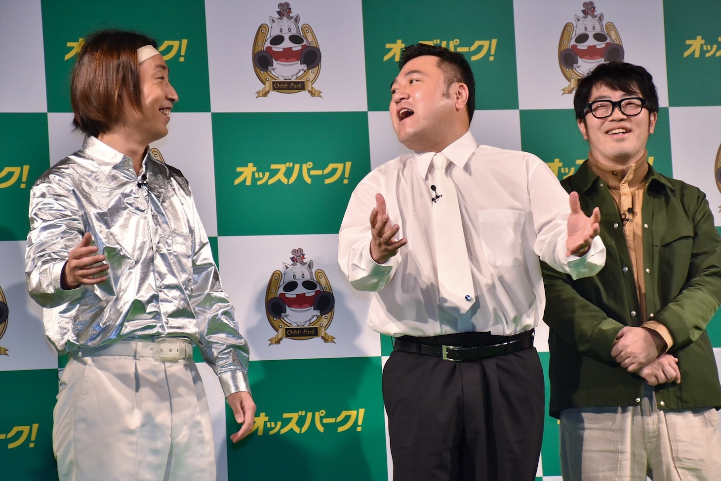 「オッズパーク」の新CM発表会に出演したアンタッチャブル山崎（中央）と、ゆってぃ（左）、ドランクドラゴン鈴木（右）。