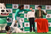 「オッズパーク」のキャンペーンでプレゼントされる金貨を巡り、コントのようなやりとりを繰り広げる出演者たち。