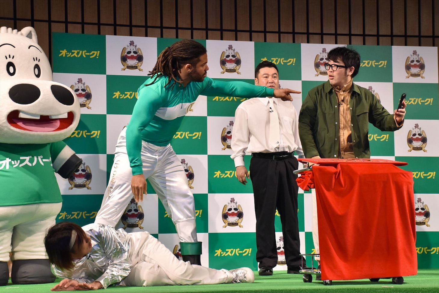 「オッズパーク」のキャンペーンでプレゼントされる金貨を巡り、コントのようなやりとりを繰り広げる出演者たち。