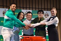 「オッズパーク」のキャンペーンでプレゼントされる金貨と共に、記念撮影に応じるイベント出演者たち。