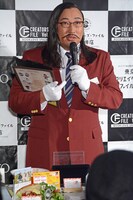 「クリエイターズ・ファイル 珈琲店」について説明する岡添金太郎。