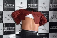 真っ二つになった際の傷跡を見せる岡添金太郎。