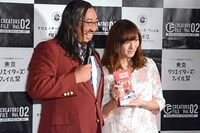 「クリエイターズ・ファイル」ファンと記念撮影する岡添金太郎。
