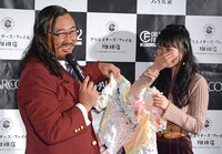 「クリエイターズ・ファイル」ファンと記念撮影する岡添金太郎。