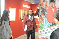 「東京クリエイターズ・ファイル祭 完全版」の会場を案内する岡添金太郎。