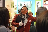 「東京クリエイターズ・ファイル祭 完全版」の会場を案内する岡添金太郎。