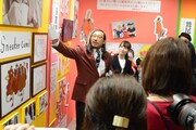 「東京クリエイターズ・ファイル祭 完全版」の会場を案内する岡添金太郎。