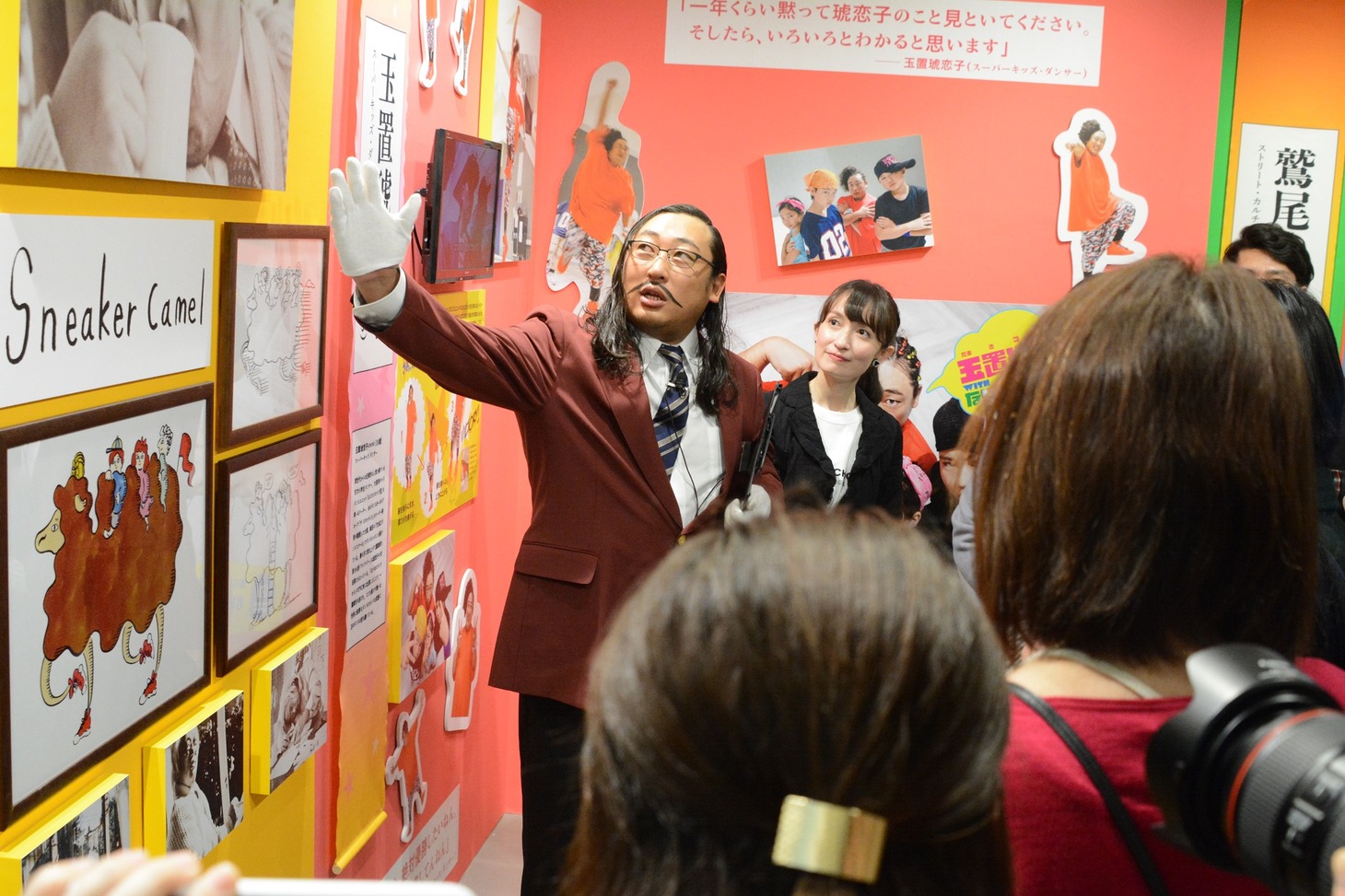 「東京クリエイターズ・ファイル祭 完全版」の会場を案内する岡添金太郎。