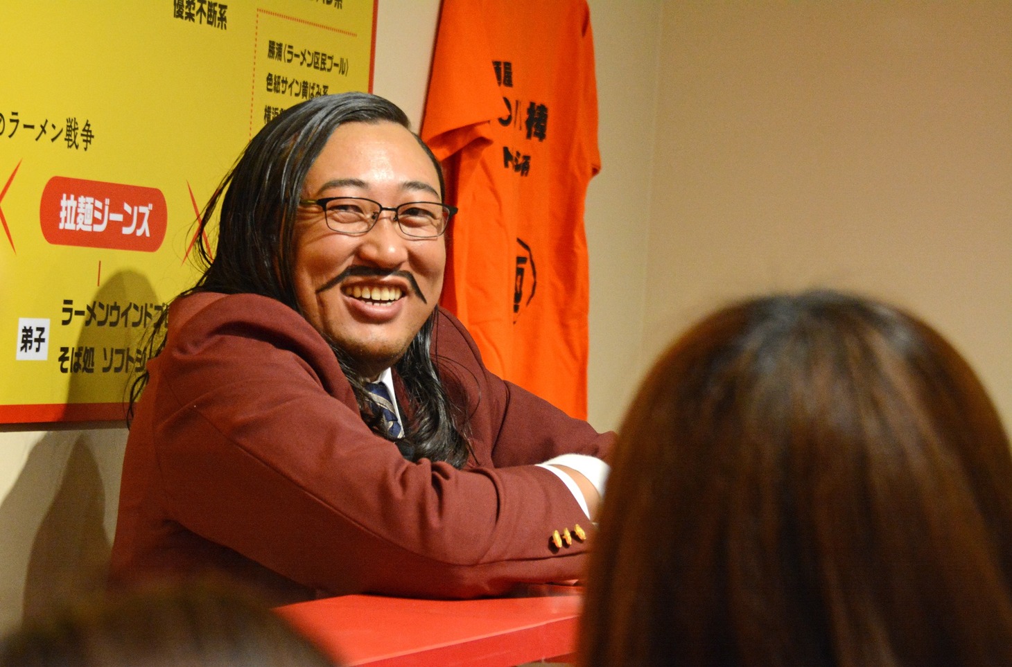 「東京クリエイターズ・ファイル祭 完全版」の会場を案内する岡添金太郎。