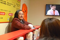 「東京クリエイターズ・ファイル祭 完全版」の会場を案内する岡添金太郎。