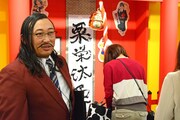 「東京クリエイターズ・ファイル祭 完全版」の会場を案内する岡添金太郎。