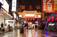 台湾を訪れた野性爆弾くっきー。