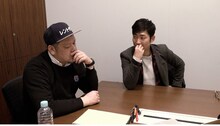 人印のネタをNON STYLE石田（右）に相談する野性爆弾くっきー（左）。