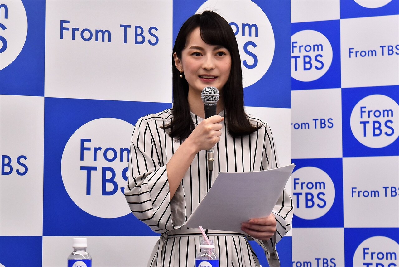 TBS改編説明会で進行を務める、山本恵里伽（TBSアナウンサー）。