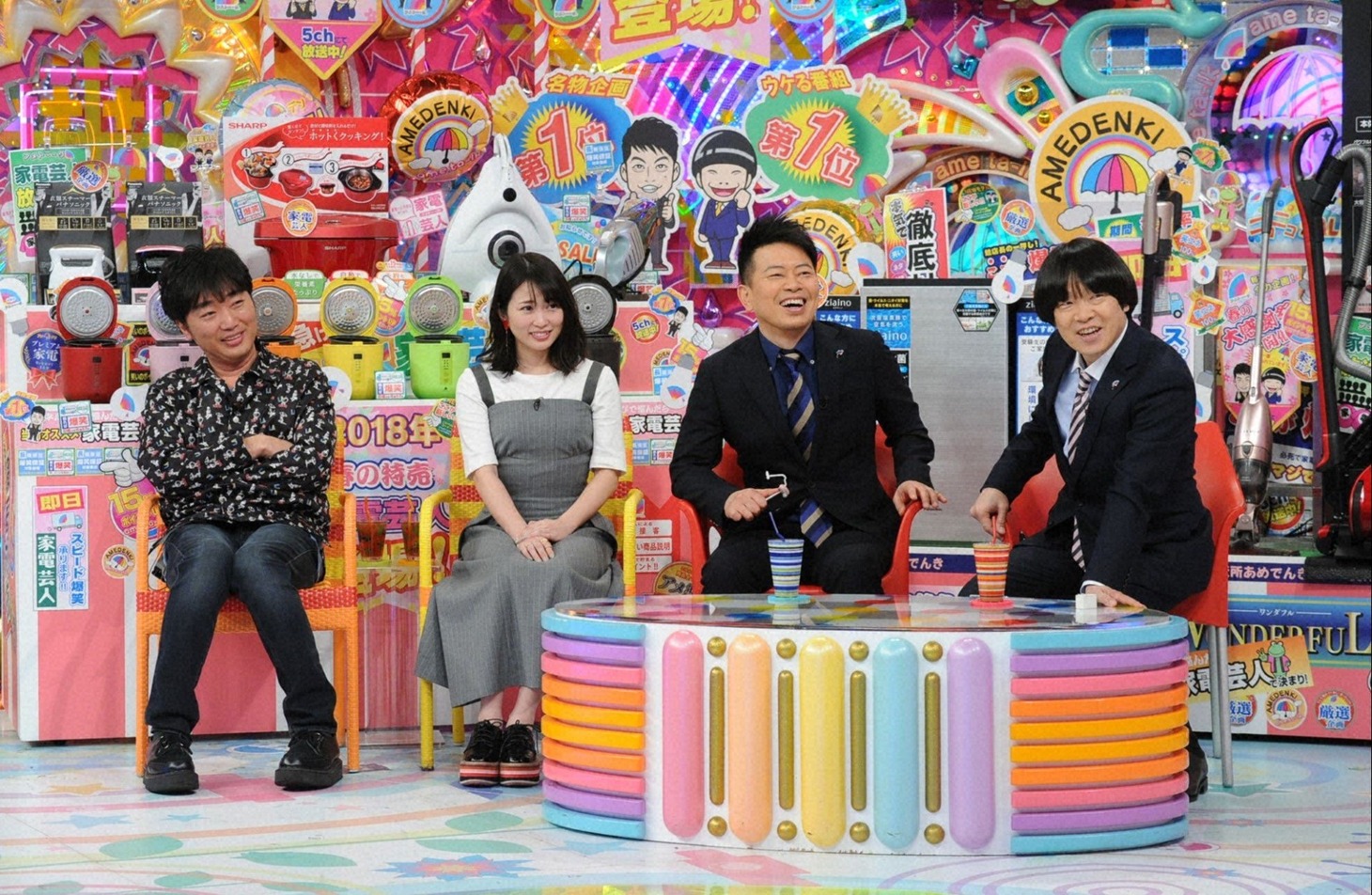 「日曜もアメトーーク！2時間拡大版」の「春の新生活応援！家電芸人」に出演する（左から）スピードワゴン小沢、志田未来、雨上がり決死隊。小沢はこの番組の「鉄道ファンクラブ」にも登場する。(c)テレビ朝日