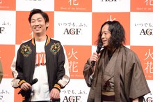 NON STYLE石田（左）、ピース又吉（右）。