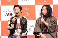 舞台「『火花』～Ghost of the Novelist～」で共演するNON STYLE石田（左）とピース又吉（右）。