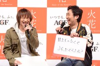 後輩役を演じる植田圭輔（左）を笑わせたNON STYLE石田（右）。