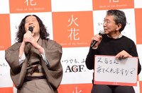 公演当日にピース又吉（左）がちゃんと来てくれるか心配する小松純也氏（右）。