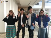 左から海原やすよ、テンダラー、海原ともこ。