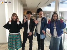 左から海原やすよ、テンダラー、海原ともこ。