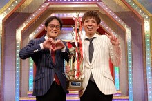 「第48回NHK上方漫才コンテスト」で優勝したアインシュタイン。左から稲田、河井。(c)NHK