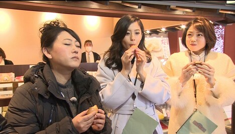 （左から）友近、朝比奈彩、中村静香。(c)CBC